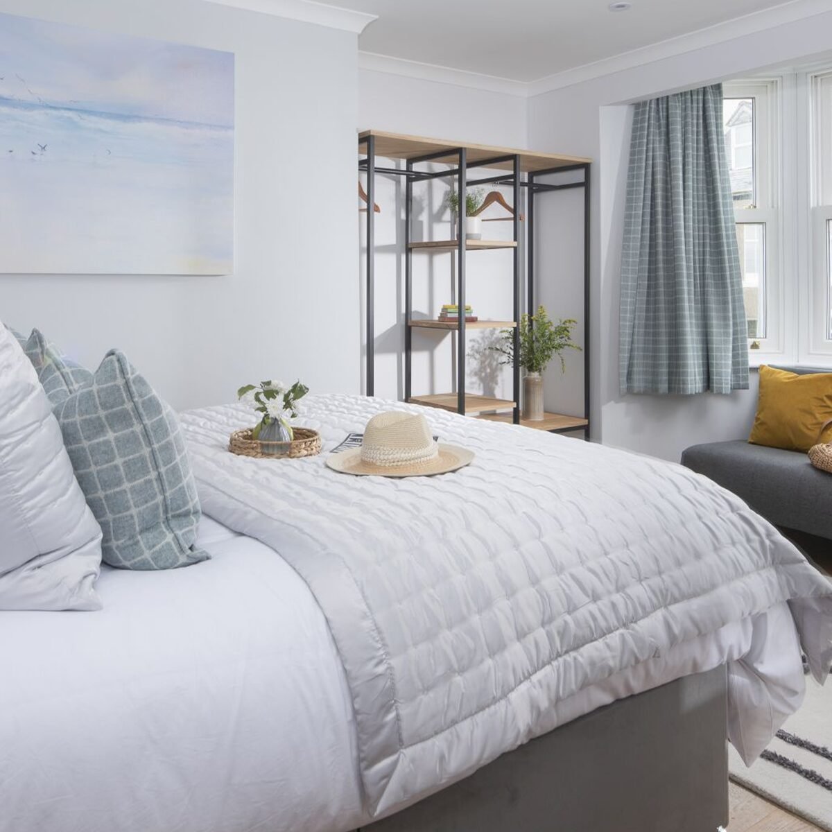 Open Unit With Two Hanging Rails And Shelves In The Middle - Stoaked